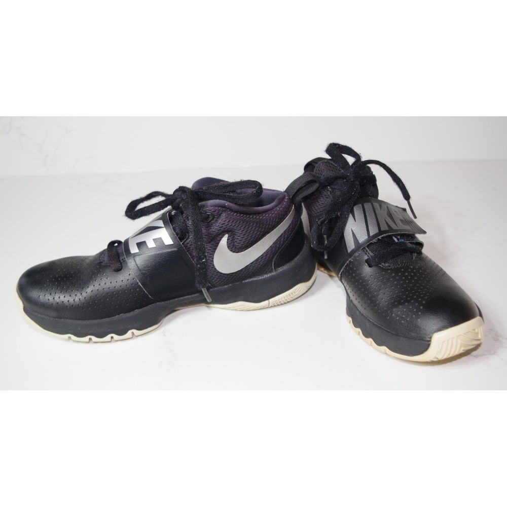 Nike Team Hustle D 8 Black Silver Kids‎ Basketball Shoes Size 5.5Y